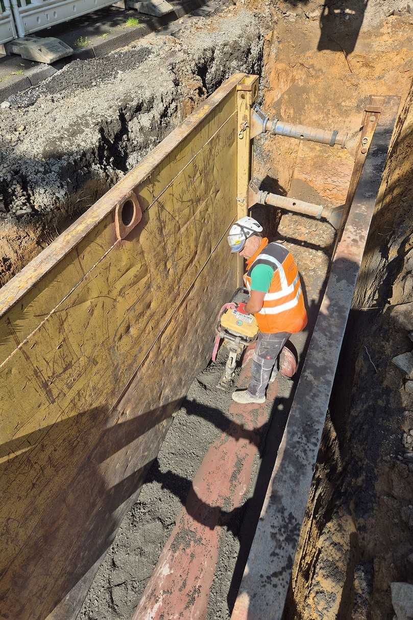 Fachgerechte Verdichtung der Rohrleitungszone | Foto: Reuscher Tiefbau GmbH Fachgerechte Verdichtung der Rohrleitungszone | Foto: Reuscher Tiefbau GmbH