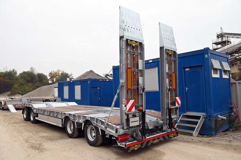 Auf vier Achsen rückt der Humbaur Drehschemel-Tiefladeanhänger HTD 40 mit gekröpfter Ladefläche für schwere Kettenbagger an. | Foto: QUATEX