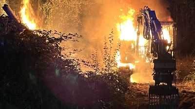 +++ Kettenbagger brennt lichterloh: Polizei vermutet Brandstiftung +++