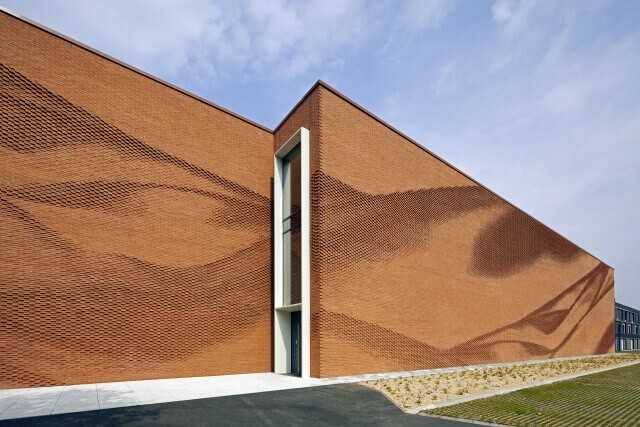 Bewegt wie ein Tuch: Klinkerfassade im Faltenwurf Bewegt wie ein Tuch: Klinkerfassade im Faltenwurf