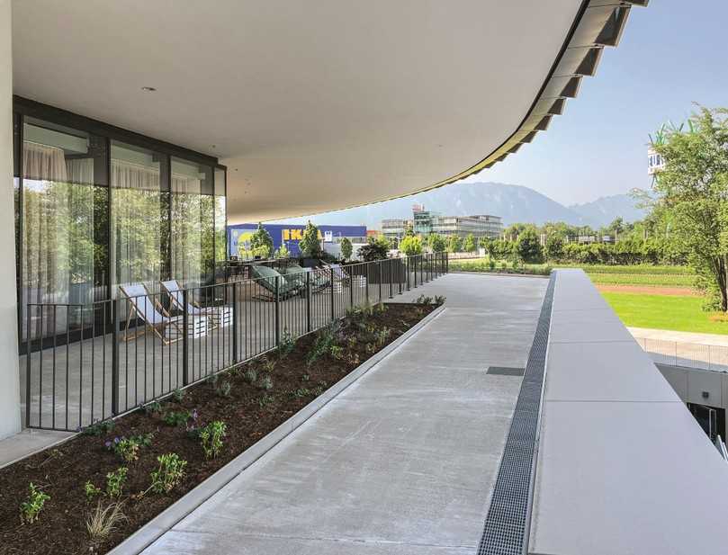 Die Architektennutzten den Gebäudeüberstand, um eine großzügige Terrasse komplett um dasGebäude herumzuführen. Die Entwässerung der Terrasse stellte die Beteiligtenvor eine besondere Herausforderung. | Foto: BG-Graspointner