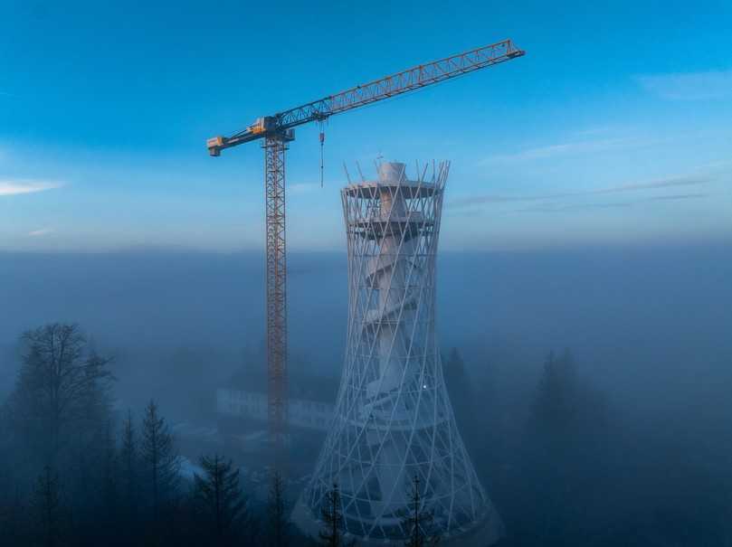 452 Tonnen Stahl formen die markante Silhouette des neuen Aussichtsturms im Harz. | Foto: Liebherr 452 Tonnen Stahl formen die markante Silhouette des neuen Aussichtsturms im Harz. | Foto: Liebherr