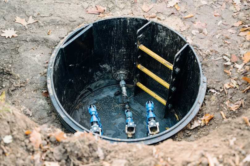 Über den Schacht wird das gespeicherte Regenwasser für die Bewässerung verteilt. | Foto: Hauraton