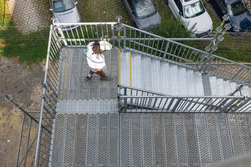 Der Spaltbelag im Podestbereich sichert die Gerüstbeläge gegen Abheben und schafft eine ebene, stolperfreie Belagfläche. | Foto: PERI Deutschland Der Spaltbelag im Podestbereich sichert die Gerüstbeläge gegen Abheben und schafft eine ebene, stolperfreie Belagfläche. | Foto: PERI Deutschland