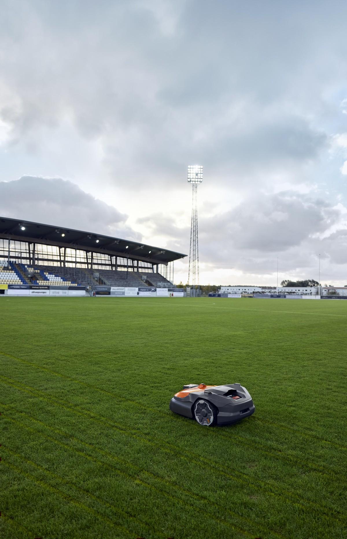 Der Automower 580 EPOS soll zusätzliche Flexibilität bei der Bewirtschaftung von Sportrasen bieten, indem sich der Mähroboter auf die spezifischen Anforderungen der Rasenhöhe und der Spielbedingungen anpasst. | Foto: Husqvarna Der Automower 580 EPOS soll zusätzliche Flexibilität bei der Bewirtschaftung von Sportrasen bieten, indem sich der Mähroboter auf die spezifischen Anforderungen der Rasenhöhe und der Spielbedingungen anpasst. | Foto: Husqvarna