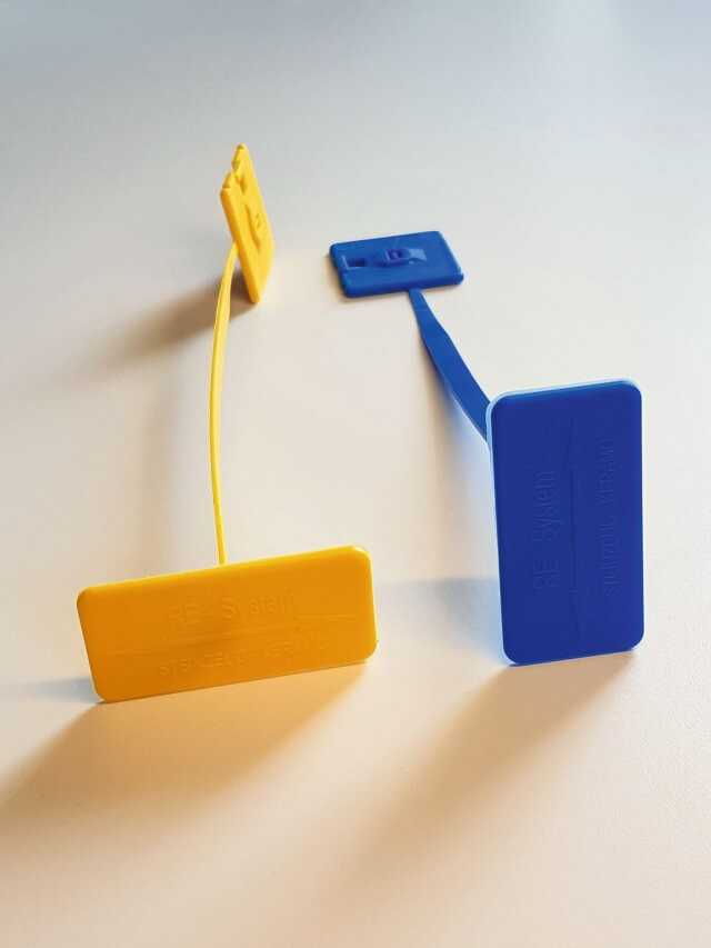 Genial einfach: Die Kunststoffclips lassen sich mit minimalem Aufwand in der Rohrverbindungsstelle montieren. Anhand der Farbe lässt sich der eingesetzte Manschettentyp identifizieren. | Foto: Steinzeug-Keramo