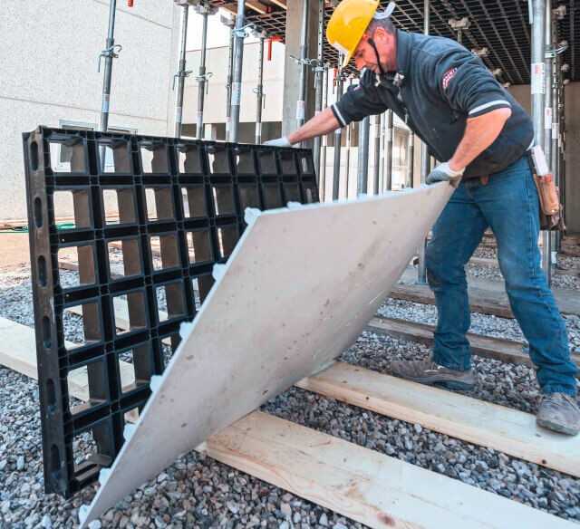 Der Schalhautwechsel ist ohne besondere Werkzeuge und Kenntnisse machbar. Die leichte Schalhaut mit der jeweiligen Paneelgröße lässt sich ganz einfach mit einigen Schrauben von Hand montieren – auch auf der Baustelle.