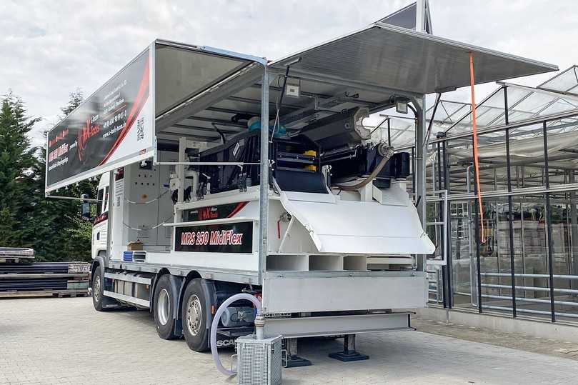 Das MRS 250 MidiFlex, eine Bentonit-Misch- und Recyclinganlage als „All-in-one“-Lösung verbaut in einem Lkw, ist eine der drei bewährten Bohrschlamm-Recyclingsysteme von L-Team X-Tools. | Foto: L-Team Baumaschinen Das MRS 250 MidiFlex, eine Bentonit-Misch- und Recyclinganlage als „All-in-one“-Lösung verbaut in einem Lkw, ist eine der drei bewährten Bohrschlamm-Recyclingsysteme von L-Team X-Tools. | Foto: L-Team Baumaschinen