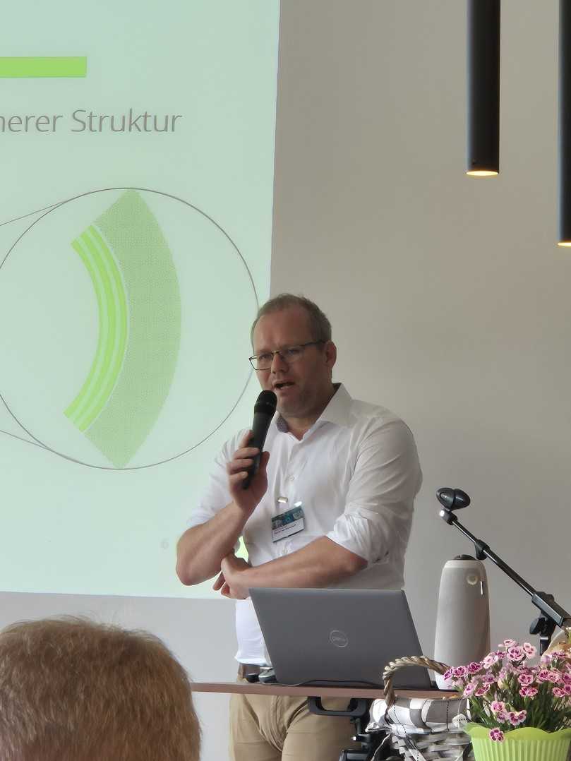 Daniel von Bernstorff gab einen Einblick in die komplexe Technik des Verbundwerkstoffes aus Harz und Fasern. | Foto: B_I Medien/z. Eulenburg