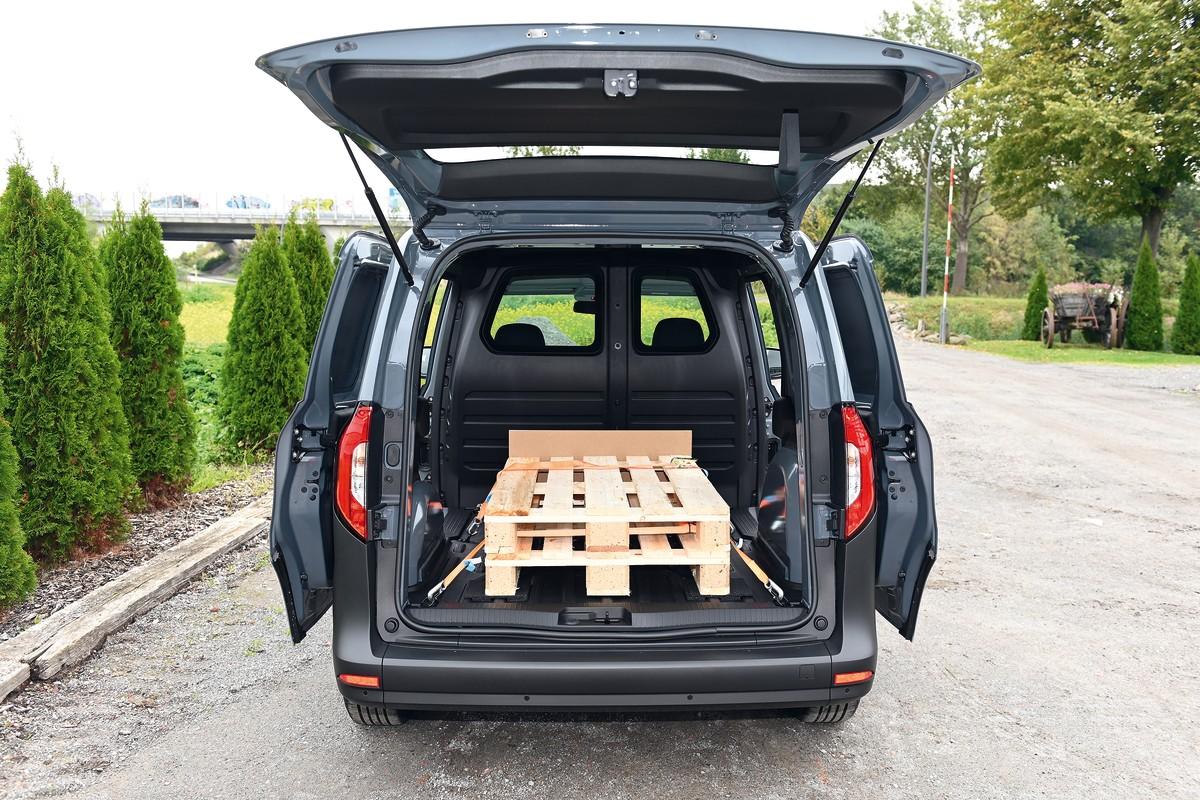 Das 2,9 Kubikmeter große Frachtabteil schluckt dank großem Abstand zwischen den Radkästen die Europaletten auch quer. | Foto: Quatex