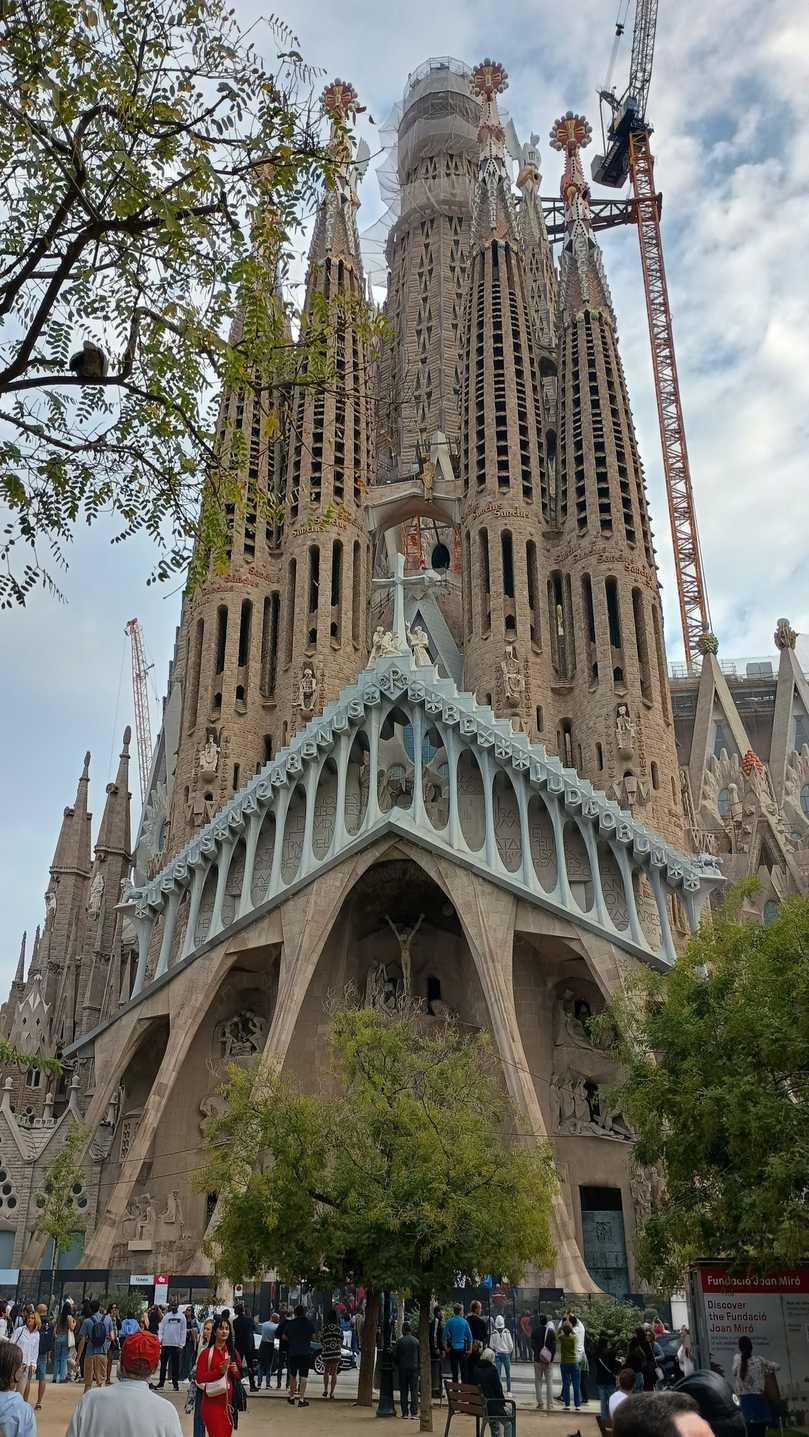 Die Sagrada Familia: Schon vor der Montage des Kreuzsegments ist das Bauwerk sehr beeindruckend. | Foto: J.T. Budde Die Sagrada Familia: Schon vor der Montage des Kreuzsegments ist das Bauwerk sehr beeindruckend. | Foto: J.T. Budde