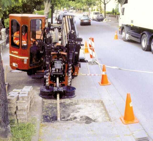 Nach der Bauma 2001: Ersteinsatz der Messe-Neuheit, Horizontal-Bohranlage Modell Jet-Trac 2720 AT für Fels- und Normalbohrungen mit patentiertem Doppel-Bohrstarng, auf einer Baustelle in Deutschland. Die AT-Systeme sind mittlerweile von Felsbohrbaustellen nicht wegzudenken.