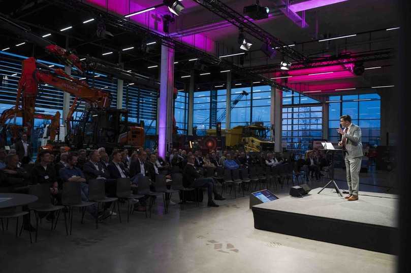 Mit seiner elaborierten Zukunftsprognose gab Sven Gábor Jánszky einen fundierten Ausblick und klare Handlungsanweisungen, um auf die kommenden Herausforderungen zu reagieren. | Foto: Coreum Mit seiner elaborierten Zukunftsprognose gab Sven Gábor Jánszky einen fundierten Ausblick und klare Handlungsanweisungen, um auf die kommenden Herausforderungen zu reagieren. | Foto: Coreum