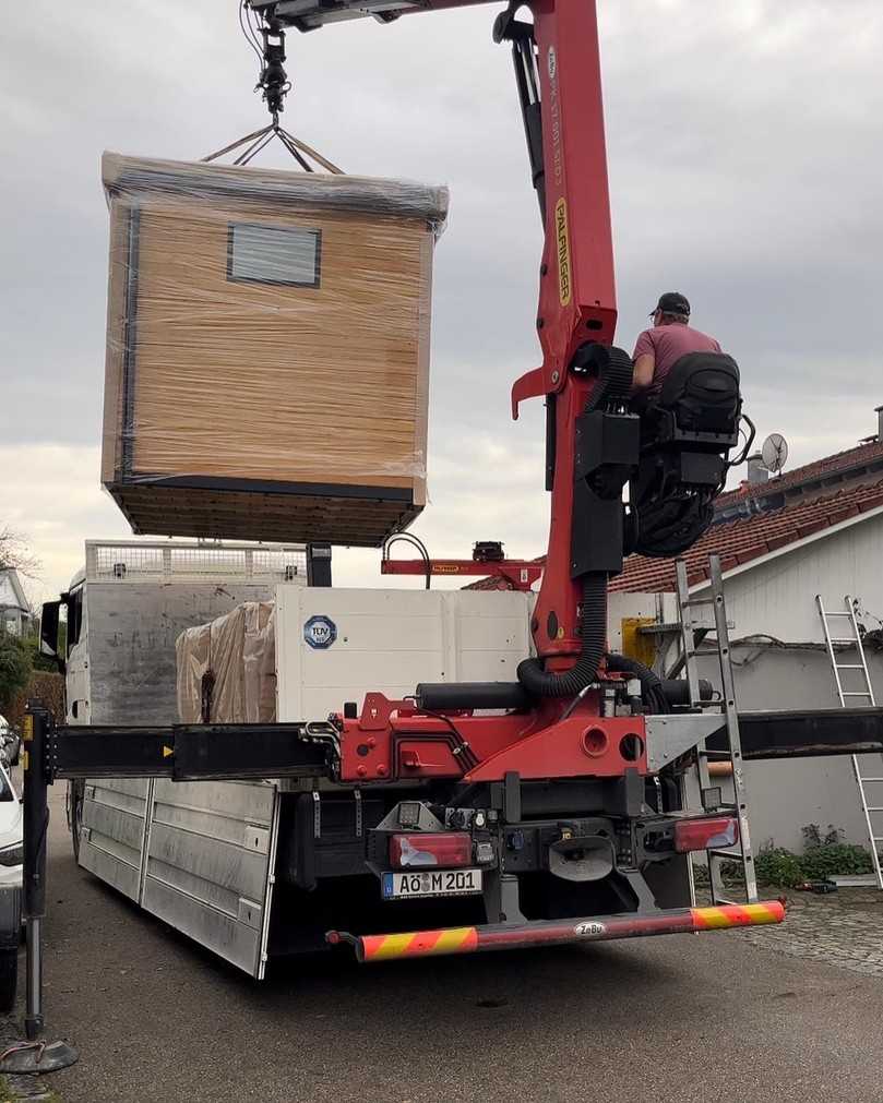 Einfach per Kran in den Gartengehoben | Foto: Cubie-Gartenhaus Einfach per Kran in den Gartengehoben | Foto: Cubie-Gartenhaus