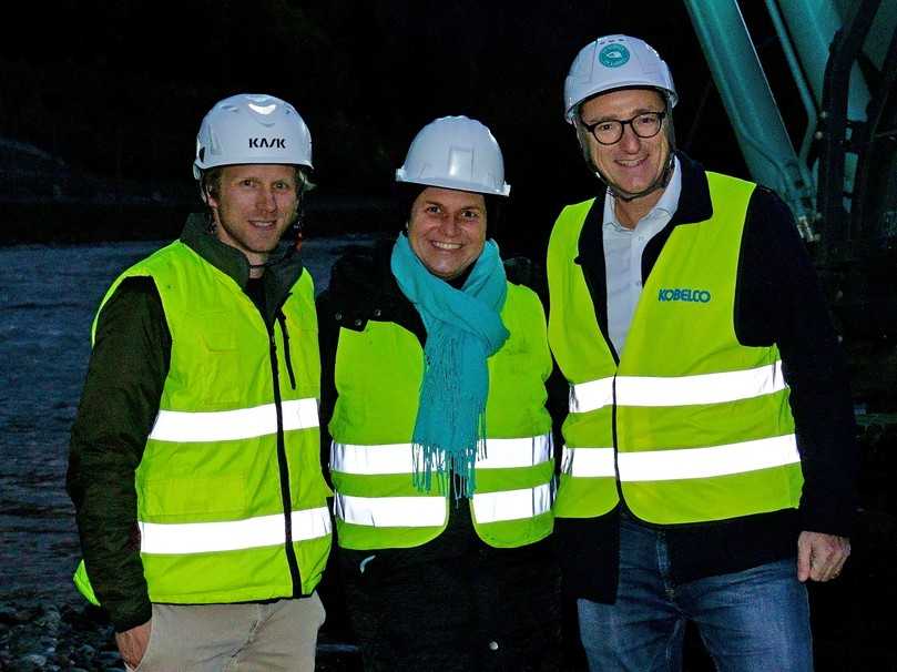 Später Ortstermin an der Salzach (v. l.): Markus Gappmaier, Leiter Baumaschinen bei Moosleitner, EMB-Kundenberaterin Markéta Duchkova und Hanns-Markus Renz, Kobelco-Vertriebsleiter D-A-CH. | Foto: Kobelco Später Ortstermin an der Salzach (v. l.): Markus Gappmaier, Leiter Baumaschinen bei Moosleitner, EMB-Kundenberaterin Markéta Duchkova und Hanns-Markus Renz, Kobelco-Vertriebsleiter D-A-CH. | Foto: Kobelco