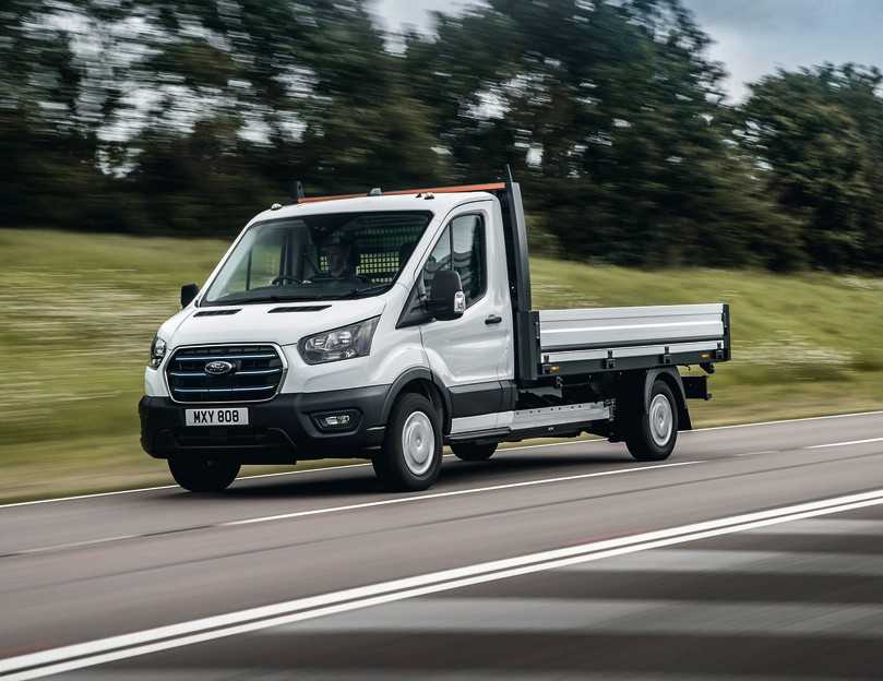 Ford Transit kommt mit Front-, Heck- oder Allradantrieb auf die Straße. Die vollelektrische Batterieversion ist seit Mai 2022 auch als Einzel- und Doppelkabine mit Heckantrieb zu haben. | Foto: Ford Ford Transit kommt mit Front-, Heck- oder Allradantrieb auf die Straße. Die vollelektrische Batterieversion ist seit Mai 2022 auch als Einzel- und Doppelkabine mit Heckantrieb zu haben. | Foto: Ford