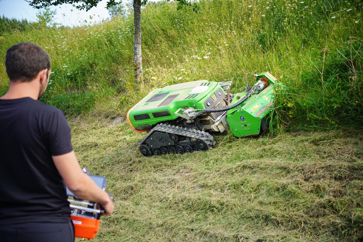 Ein hydraulisch verstellbares Fahrwerk und ein niedriger Schwerpunkt sollen für Kippsicherheit und Hangstabilität bis 60 Grad Neigung sorgen. | Foto: Vogt