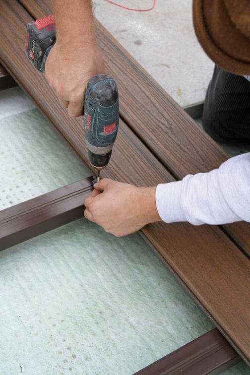 Dann wird die vordere Reihe an Universalbefestigern mittig mit einem Akkuschrauber auf die Unterkonstruktion leicht angeschraubt.