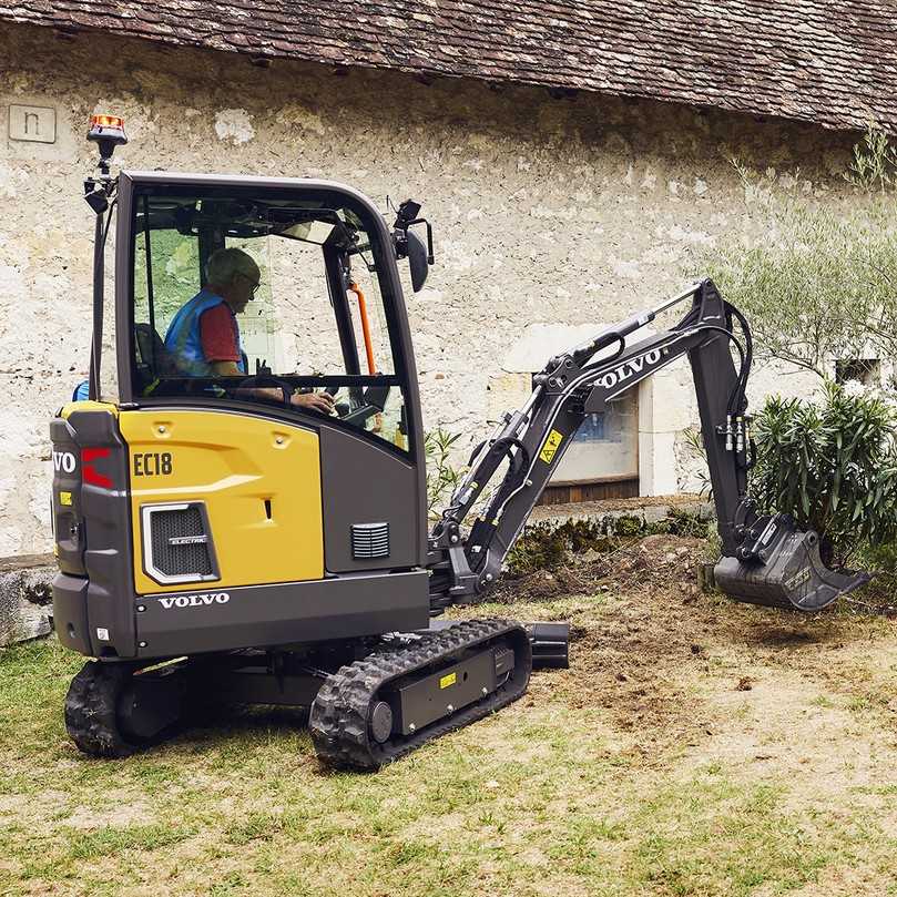 Einblicke ins batterieelelektrische Programm auf der Messe: Der Kompaktbagger EC18 von Volvo ist auf der GaLaBau 2024 in Nürnberg zu sehen. | Foto: Volvo CE Einblicke ins batterieelelektrische Programm auf der Messe: Der Kompaktbagger EC18 von Volvo ist auf der GaLaBau 2024 in Nürnberg zu sehen. | Foto: Volvo CE