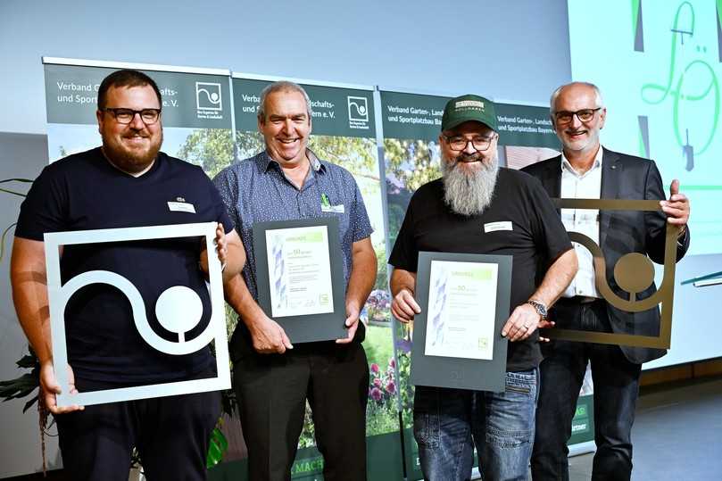 Dietmar Lindner (rechts),  Präsident des VGL Bayern, bei der Würdigung von zwei Fachbetrieben für  ihre 50-jährige Verbandsmitgliedschaft. V.l.: Florian Öttl, Martin Öttl sowie Günther Schwab. | Foto: Astrid Schmidhuber, VGL Bayern