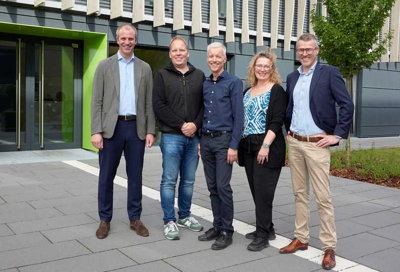 Freuen sich auf die Zusammenarbeit: (v. l.) Nils Köster (Vorstandsvorsitzender Köster Holding SE), Tobias Brüggemann (COO Brüggemann Holzbau), Werner Hansmann (CEO Brüggemann Holzbau), Petra Röder (CFO Brüggemann Holzbau) und André Triphaus-Woltermann (Vorstand Hochbau Nord Köster Holding SE). | Foto: Köster GmbH
