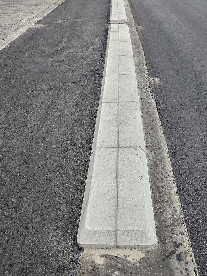 Der Münchner Flachbordbordstein fertig eingebaut, mit Asphaltverguss am Rand zur Straßen-Deckschicht. | Foto: Rohrdorfer Unternehmensgruppe