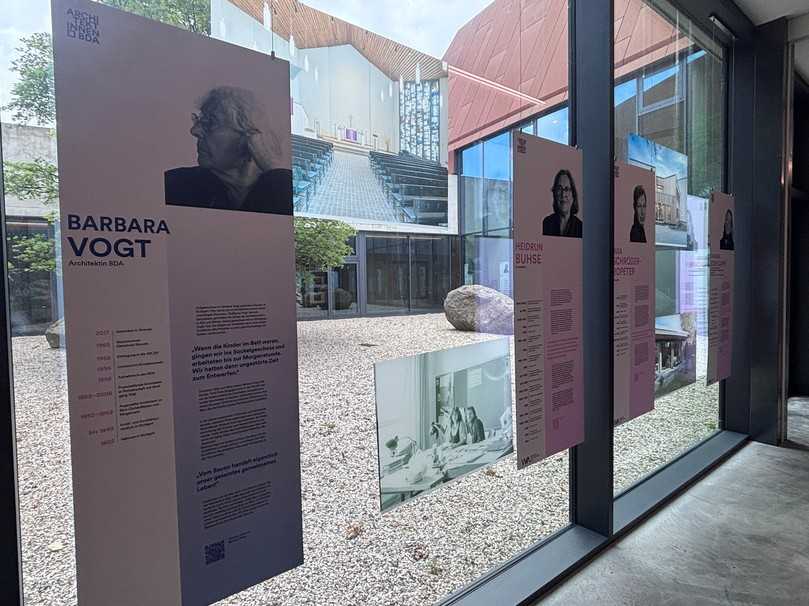 Einblick in die Ausstellung „Frauen bauen!“: Porträts und Projekte von Architektinnen verschiedener Generationen. | Foto: B_I MEDIEN/Mira Jacobsen
