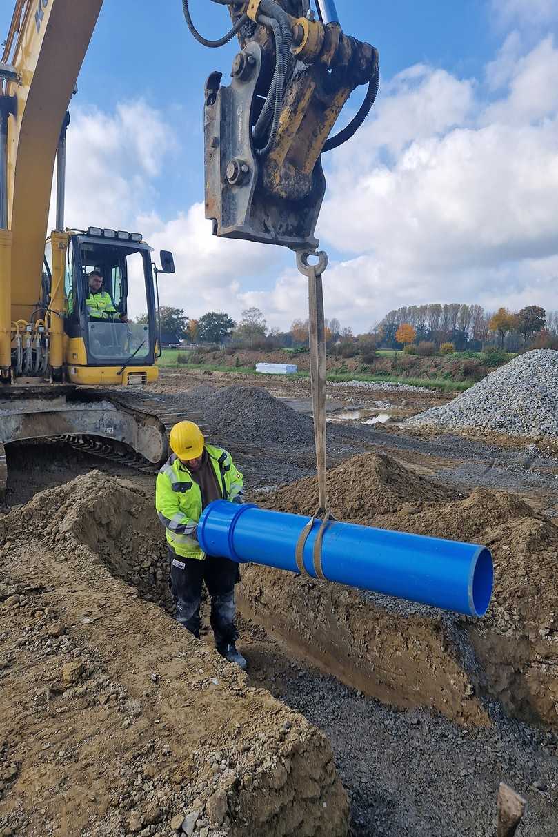 Eine besonders geringe Überdeckung von teilweise nur 60 Zentimetern unter Geländeoberkante besteht bei den Kanalrohren für Regenwasser, die in blauer Farbe gekennzeichnet sind. | Foto: Funke Kunststoffe Eine besonders geringe Überdeckung von teilweise nur 60 Zentimetern unter Geländeoberkante besteht bei den Kanalrohren für Regenwasser, die in blauer Farbe gekennzeichnet sind. | Foto: Funke Kunststoffe