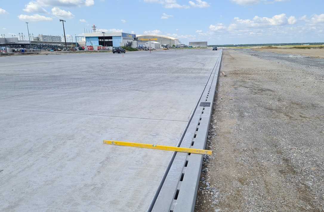 Fraport Frankfurt: Schlitzrinnen sichern Entwässerung von Vorfeld und Rollwegen Fraport Frankfurt: Schlitzrinnen sichern Entwässerung von Vorfeld und Rollwegen