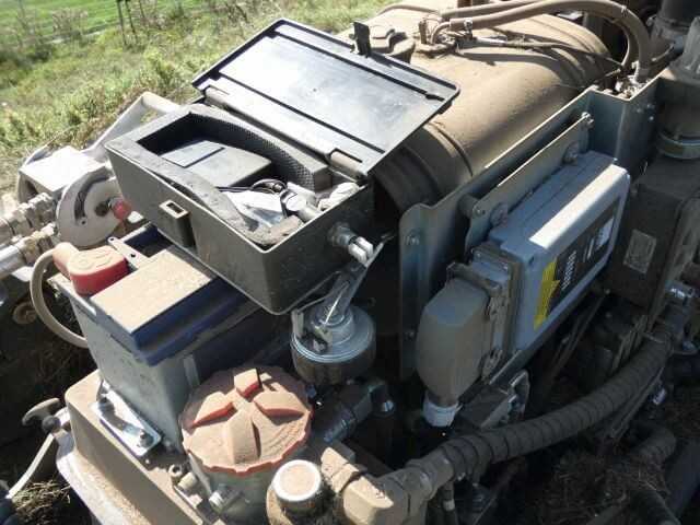 Die Batterie für die Funkfernbedienung ist durch das integrierte Ladegerät (Kasten) jederzeit austauschbar. Im Notfall können alle Funktionen der Raupe auch per Kabel gesteuert werden.