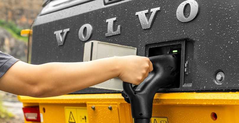 Einfach Stecker rein und für eine neue Arbeitsschicht aufladen - das geht beim Volvo L120 Electric Radlader mit einem 40-kW-Gleichstrom-Ladegerät über Nacht, mit einem 180-kW-Gleichstrom-Schnellladegerät oder mit dem mobilen Energiespeicher PU500 von Volvo. | Foto: Volvo CE Einfach Stecker rein und für eine neue Arbeitsschicht aufladen - das geht beim Volvo L120 Electric Radlader mit einem 40-kW-Gleichstrom-Ladegerät über Nacht, mit einem 180-kW-Gleichstrom-Schnellladegerät oder mit dem mobilen Energiespeicher PU500 von Volvo. | Foto: Volvo CE