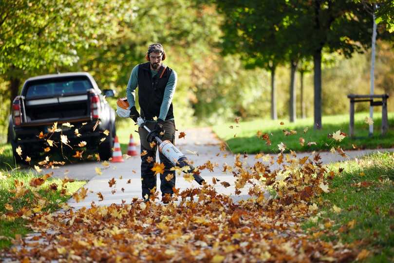 Der Akku-KombiMotor Stihl KMA 120 R ermöglicht Hausmeisterdiensten oder Besitzern größerer Grundstücke und Gärten die rundum Grün- und Grundstückspflege. | Foto: Stihl Der Akku-KombiMotor Stihl KMA 120 R ermöglicht Hausmeisterdiensten oder Besitzern größerer Grundstücke und Gärten die rundum Grün- und Grundstückspflege. | Foto: Stihl