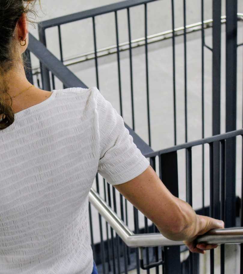 Barrierefreier Handlauf nach DIN 18040: Umgreifbarkeit mit unten angeordneten Befestigungen und Stützfunktion aufgrund der Höhe | Foto: TÜV SÜD Barrierefreier Handlauf nach DIN 18040: Umgreifbarkeit mit unten angeordneten Befestigungen und Stützfunktion aufgrund der Höhe | Foto: TÜV SÜD