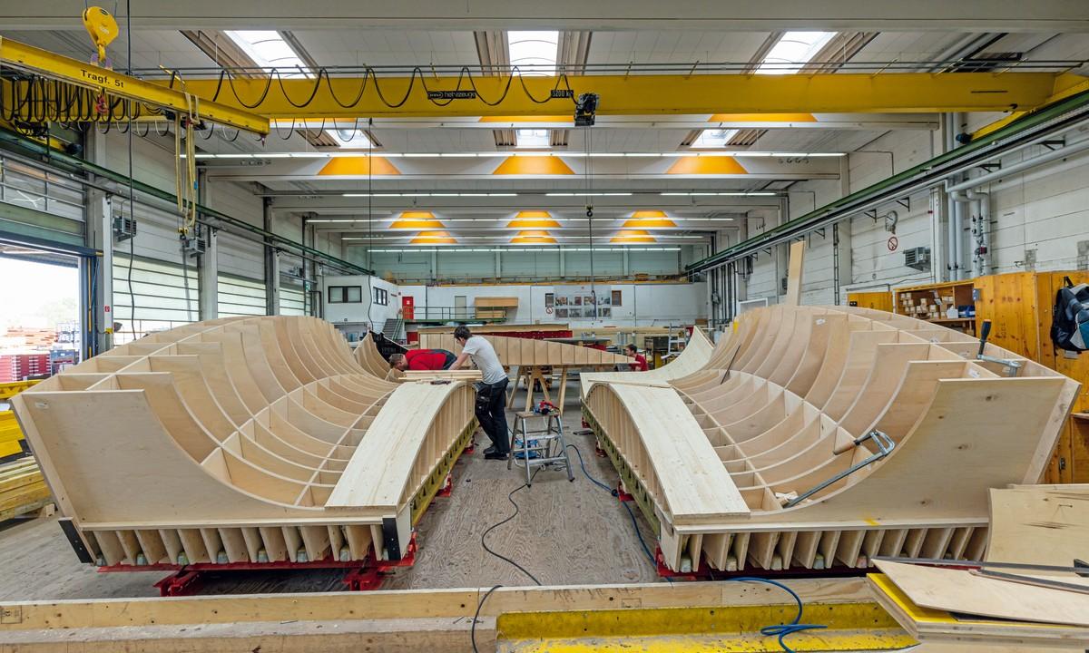 Um die komplexe Formgebung mit Brettstrukturbelegung zu realisieren, wurden die Sonderschalungselemente maßgenau vormontiert. | Foto: PERI Deutschland