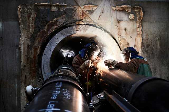 Schweißarbeiten an einem der fünf Medientunnel unterhalb der A7 in Hamburg Altona – ein Vorzeigeprojekt im koordinierten Leitungsbau