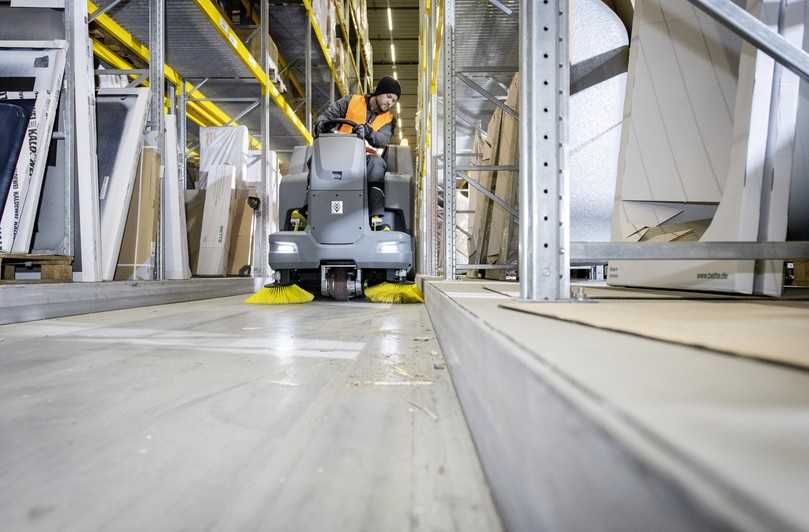 Die Kehrmaschine erlaubt einen guten Überblick und verfügt über eine Seitenbesendrehzahlregulierung, wodurch weniger Staub aufgewirbelt wird. | Foto: Alfred Kärcher SE & Co. KG Die Kehrmaschine erlaubt einen guten Überblick und verfügt über eine Seitenbesendrehzahlregulierung, wodurch weniger Staub aufgewirbelt wird. | Foto: Alfred Kärcher SE & Co. KG