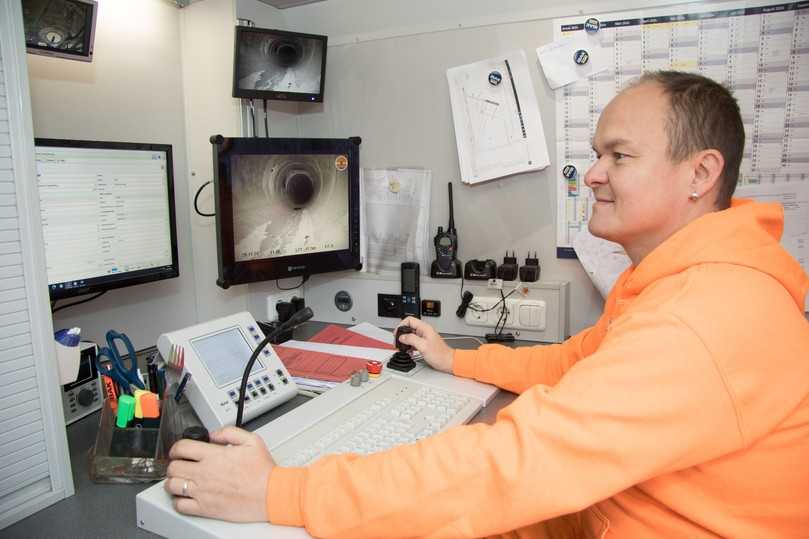 Frank Wilke in seinem TV-Kanalinspektionsfahrzeug. Vom Pult aus steuert er den Kamerawagen im Kanal und kann auf den Bildschirmen die Fahrt verfolgen. | Foto: Peter Hilbert Frank Wilke in seinem TV-Kanalinspektionsfahrzeug. Vom Pult aus steuert er den Kamerawagen im Kanal und kann auf den Bildschirmen die Fahrt verfolgen. | Foto: Peter Hilbert